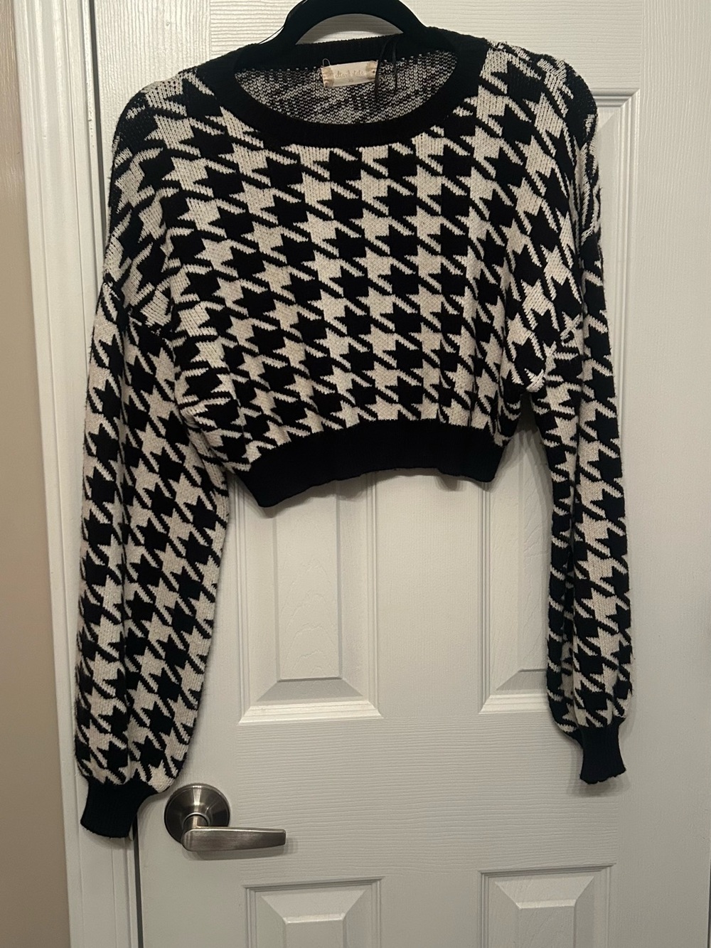 Altar'd State Black & White Houndstooth Cropped Crew Sweater